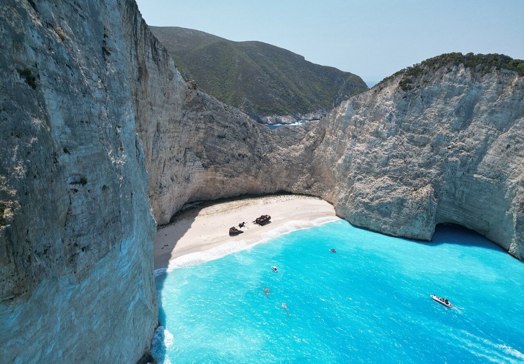 Navagio Beach (Grécia): Conhecida como "Praia do Naufrágio", fica na ilha de Zakynthos e tem águas cristalinas e calmas, sendo um refúgio paradisíaco.