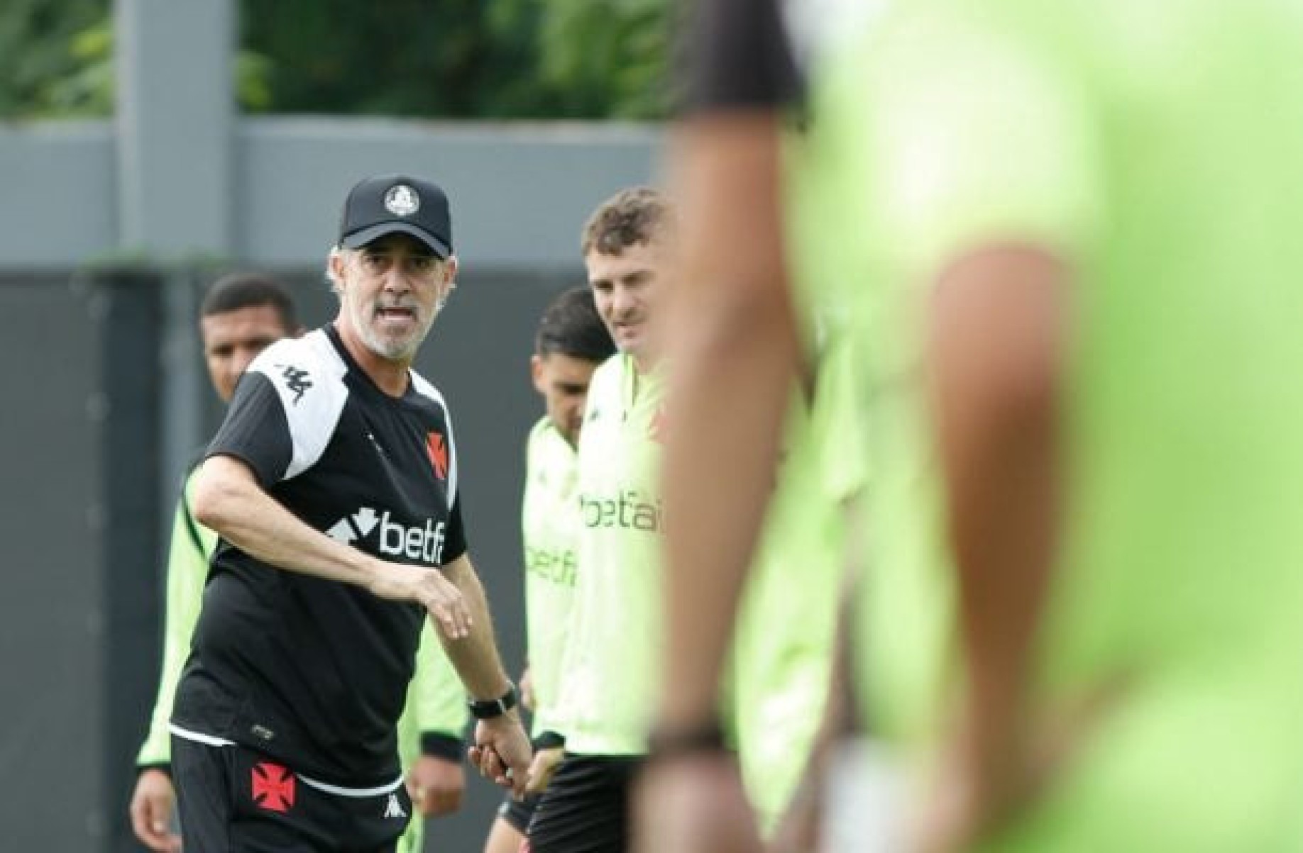 Seis jogos em 18 dias, Vasco terá maratona com Fernando Diniz