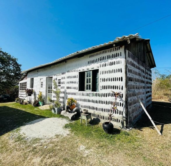 Casa é feita de 8 mil garrafas de vidro; entenda Casa é feita de 8 mil garrafas de vidro; entenda