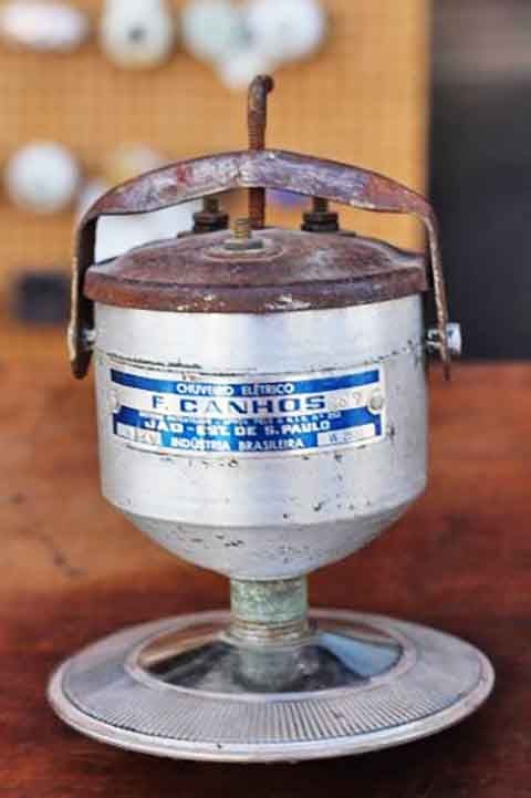 O sistema funciona por meio de uma resistência metálica que aquece a água ao entrar em contato com ela. 