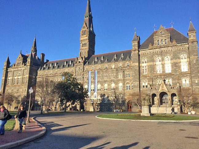 A pesquisa foi feita pelo "The College Payoff" e divulgada pela Universidade de Georgetown (foto). Assim, o levantamento leva mais em consideração a realidade americana, embora, de certa forma, reflita uma tendência em diversos países. 