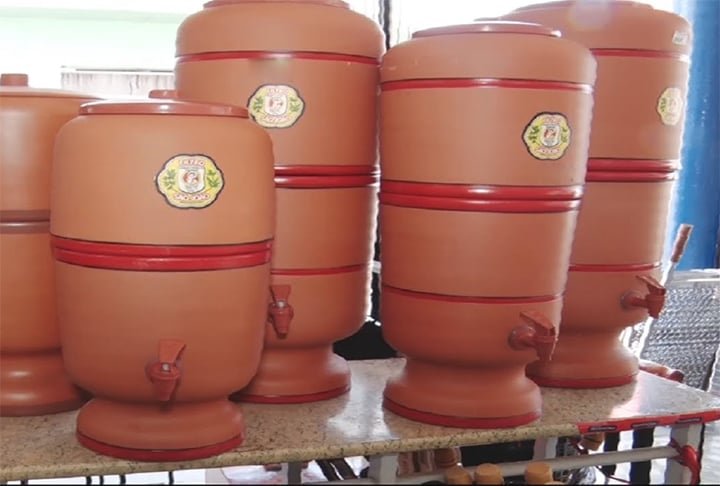 Filtro de barro: Figurinha carimbada nas casas de muitas vovós e vovôs pelo Brasil, o filtro de barro é uma invenção brasileira baseada nas moringas indígenas. 