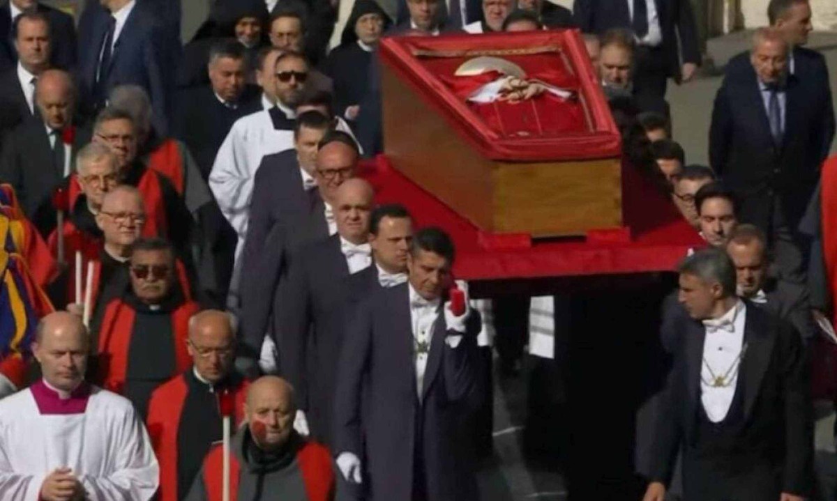 Vídeo: Veja momento em que fiéis se despedem do Papa em emocionante cerimônia - (crédito: Tupi - Pablo Oliveira) Vídeo: Veja momento em que fiéis se despedem do Papa em emocionante cerimônia - (crédito: Tupi - Pablo Oliveira)