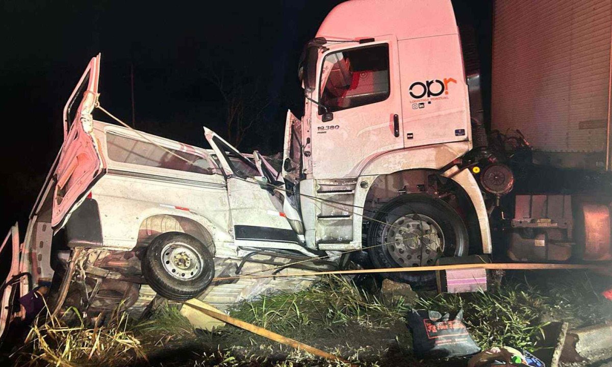 A carreta seguia sentido Bahia/Montes Claros, e a minivan, no sentido contrário -  (crédito: CBMMG/Divulgação)