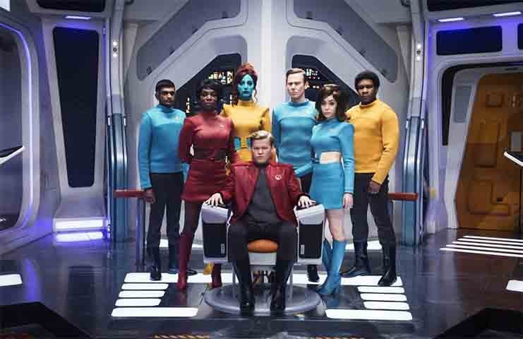 Na primeira parte, acompanhamos um programador solitário que cria um universo digital inspirado em séries espaciais, onde replica seus colegas de trabalho para viver sua fantasia de poder absoluto. A crítica à masculinidade tóxica, ao escapismo e ao autoritarismo digital é poderosa.