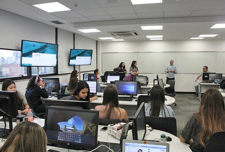 Os jornalistas reclamam dos baixos salários e também de competir com profissionais que nem sequer foram aprovados na faculdade de jornalismo. 