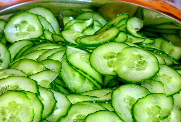 PEPINO - Alto teor de água que hidrata a boca, promovendo a produção de saliva. Consuma cru em saladas ou lanches.
