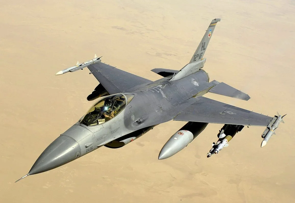 9º) Turquia (1.069 aeronaves): A Força Aérea Turca é a segunda mais antiga dos países membros da OTAN. Sua frota inclui caças F-16 Fighting Falcon (foto), F-4E Phantom II e F-35 Lightning II.