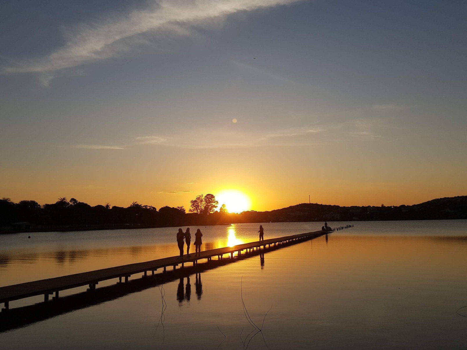 Não deixe de conferir o Pôr do Sol na Lagoa Central, visto do antigo Iate Clube da cidade