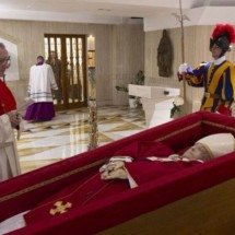 Vaticano divulga primeiras imagens de papa Francisco no caixão - Tupi - Pablo Oliveira