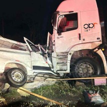 Grave acidente entre carreta e van deixa mortos na BR-251, no Norte de MG