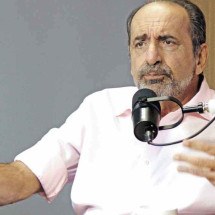 Cleitinho pisa na bola e põe Kalil no jogo 