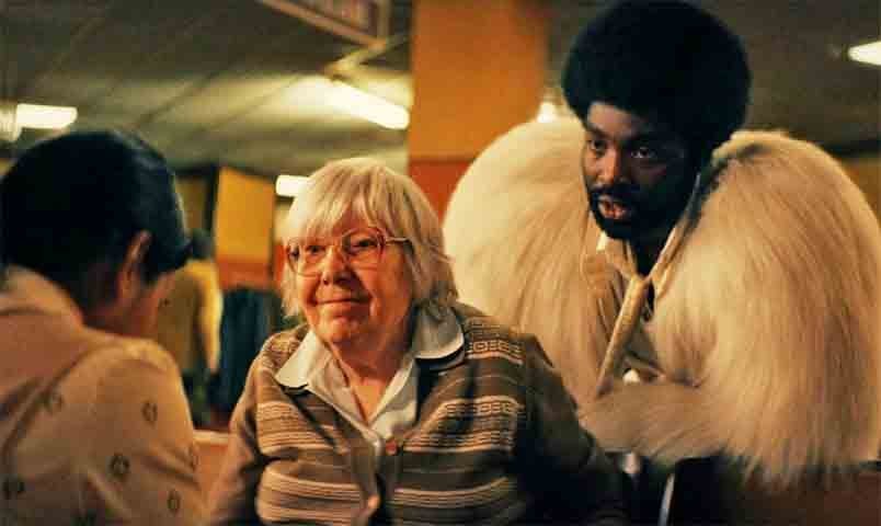 Isso permite conhecer diversas realidades distópicas sem comprometer a continuidade. O nome Black Mirror - "espelho negro", em tradução literal - faz referência à tela desligada de celulares, TVs e computadores, que nos refletem e simbolizam a presença constante da tecnologia em nossas vidas.