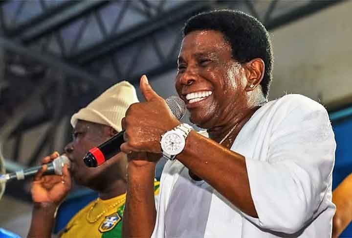 Nos anos 90, Neguinho só conquistou o título em 98, junto da Mangueira, com o enredo "O mundo místico dos Caruanas nas águas do Patu-Anu!". Depois, foi tetra vice. Um deles com um desfile marcante, em 2001, "A saga de Agotime, Maria mineira Naê!