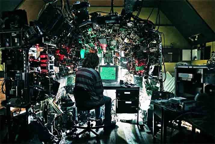 "Plaything" (S07E04) é sobre um jogo de computador altamente avançado que começa a interagir com um jogador solitário de forma inquietantemente profunda. À medida que a conversa evolui, o episódio se torna uma reflexão existencial sobre livre-arbítrio, consciência digital e o vazio da vida moderna