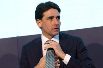 Prenúncio de crise no colo de Silvio Costa