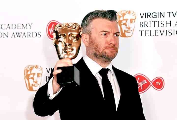 Em Black Mirror, Brooker canalizou essa inquietação em roteiros provocadores que mesclam sátira, drama e terror psicológico. Sua escrita é marcada por ironia, pessimismo lúcido e criatividade, criando universos verossímeis e inquietantes.