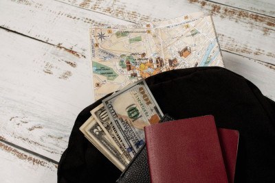 Sempre que possível, opte por meios eletrônicos de pagamento e, caso seja necessário transportar valores em espécie acima do permitido, não deixe de realizar a declaração junto à Receita Federal -  (crédito: Freepik)