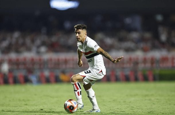 ENZO DÍAZ - Voltando a titularidade, apareceu bem, principalmente na primeira etapa. Deu boas opções de ultrapassagem e apoiou bem ao longo do jogo. Nota: 6,5 - Foto: Divulgação/São Paulo