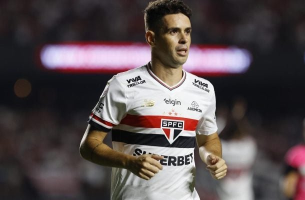OSCAR - Em seu primeiro jogo como titular após o seu retorno, apareceu bem, exercendo bastante a função de armador. Entretanto, não conseguiu furar a linha defensiva paraguaia. Nota: 6 - Foto: Divulgação/São Paulo