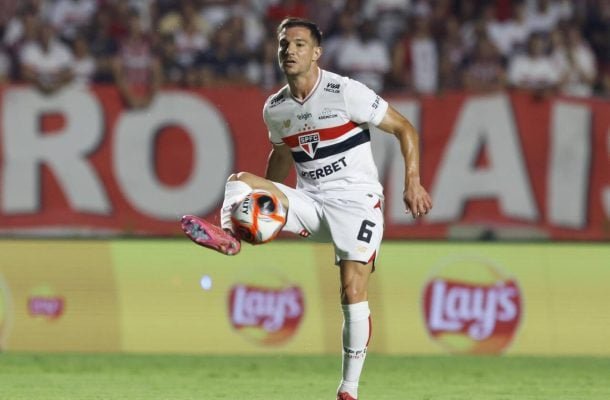 CÉDRIC SOARES - O português acabou sendo um dos pilares negativos do jogo. Até começou a partida bem, aparecendo no ataque. Porém, caiu de nível no segundo tempo, principalmente quando foi adiantado para a ponta. Para piorar, Cédric falhou na origem do gol, cortando errado e cometendo a falta que gerou a assistência. Nota: 4,5 - Foto: Divulgação/São Paulo