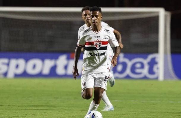 MARCOS ANTÔNIO - Uma das peças essenciais no último, segue aparecendo bem. Muitas as ações ao longo do jogo, além da movimentação, vindo buscar o jogo com os zagueiros e conseguindo levar para o campo de ataque. Nota: 7 - Foto: Rubens Chiri/São Paulo FC