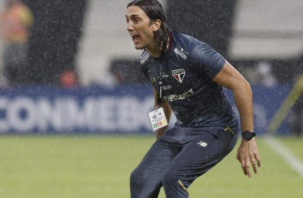 LUIS ZUBELDÍA - O treinador teve que se dividir entre forçar o time em busca do resultado e tentar dar um controle muscular. Teve a dificuldade da expulsão de Alisson no começo do jogo, mas conseguiu manter o volume alto e criou mais oportunidades. Acabou pecando um pouco nas alterações, mas foi premiado com o brilho do gol do jovem Lucca, uma aposta sua para a reta final. Nota: 6,5 - Foto: Rubens Chiri/São Paulo FC