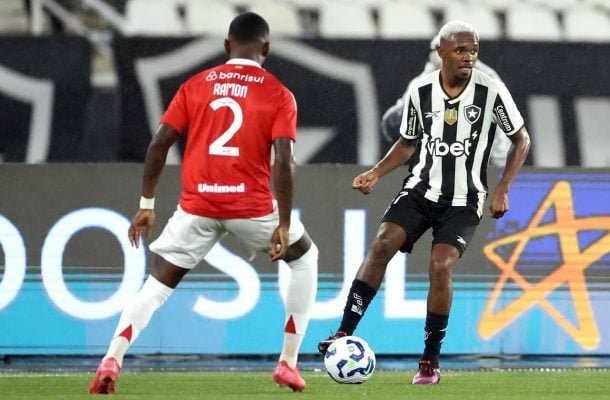 JEFFINHO - Entrou bem no lugar de Alex Telles e  iniciou a jogada do terceiro gol do Botafogo - Nota 7,0 - Vitor Silva/Botafogo