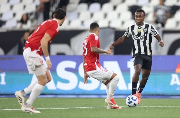 NATHAN FERNANDES - Entrou no lugar de Rwan Cruz e atuou mais como segundo atacante, deslocando Jesus para jogar de 9. Taticamente, foi bem. Tecnicamente, nem tanto - Nota 6,0 - Vitor Silva/Botafogo