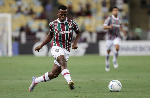 ÁRIAS – Como de costume, foi o jogador mais perigoso do Fluminense. Apareceu bem pelo lado direito e construiu boas jogadas com Ganso e principalmente com Samuel Xavier. Sofreu o pênalti desperdiçado por Everaldo. No segundo tempo, deu assistência para o gol de Keno e deu dois passes para companheiros perderem chances. O melhor. NOTA 8,0. Foto: Lucas Merçon e Marcelo Gonçalves