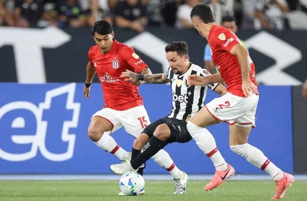 ARTUR - Grande partida. Movimentou-se bem e criou boas jogadas, sobretudo pelo lado direito. Mas foi pelo esquerdo que ele deu assistência para Rwan Cruz abrir o placar. Novamente pela direita, fez grande jogada individual e selou a vitória alvinegra  - Nota 7,5 - Vitor Silva/Botafogo