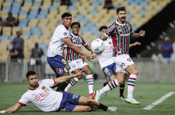 EVERALDO â?? Noite para esquecer. FinalizaÃ§Ãµes ruins, incluindo uma cabeÃ§ada perigosa, mas o pior foi o pÃªnalti perdido e o rebote desperdiÃ§ado. Irritou a torcida, que perdeu de veza paciÃªncia quando estava na cara do gol e quase fez a bola sair do estÃ¡dio em lance no segundo tempo. Nota: 3,0. Foto: Lucas MerÃ§on e Marcelo GonÃ§alves