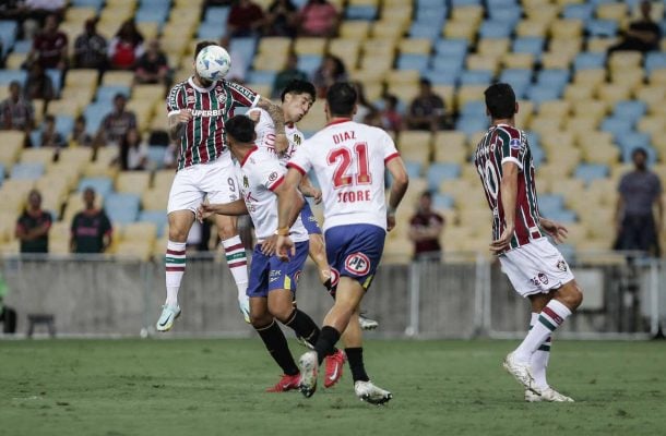 UNIÓN ESPAÑOLA – Apesar de ter um jogador de bom nível no ataque, Aranguíz, pouco assustou depois dos 20 minutos. Na defesa, cometeu falhas e precisou contar com uma atuação excelente de Tognascioli, que até pênalti pegou, para sair perdendo de pouco. NOTA 4,0. Foto: Lucas Merçon e Marcelo Gonçalves