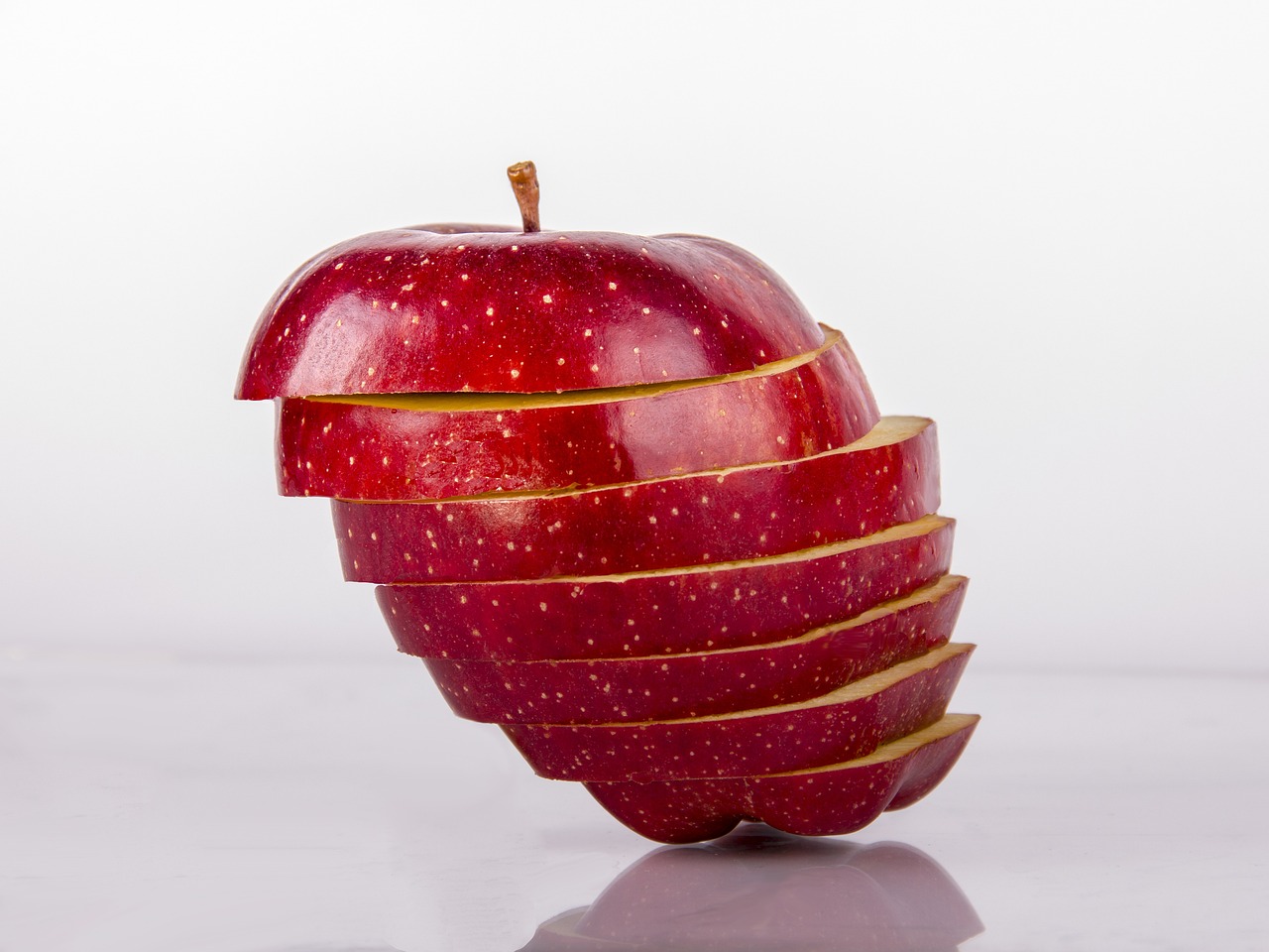Rica em vitamina C e antioxidantes, fortalece o sistema imunológico e combate bactérias bucais. Suas fibras promovem a saciedade e ajudam na digestão.
