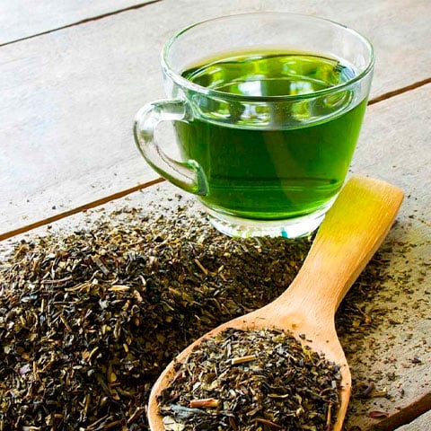 CHÁ VERDE - Contém catequinas, compostos antioxidantes que reduzem bactérias bucais. Beba sem açúcar após as refeições.
