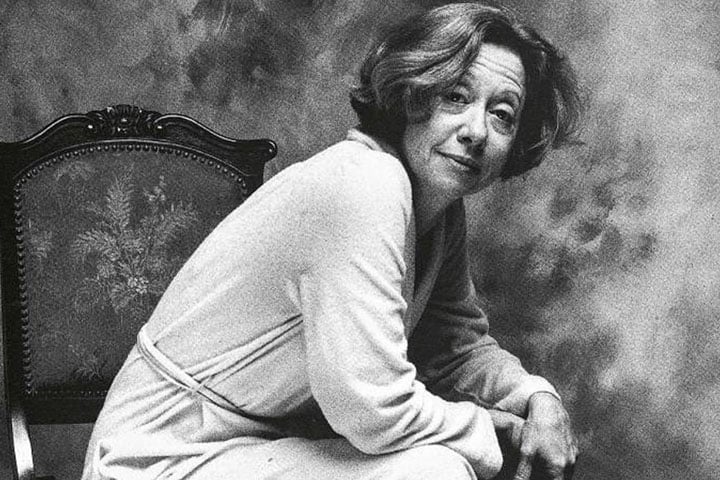 Em 1950, Fernanda Montenegro ingressou no teatro e, no ano seguinte, foi a primeira atriz contratada da recém criada TV Tupi. Já em 1954, transferiu-se para a Record e participou, entre outras, da primeira novela da história da emissora. Em 56, voltou para a TV Tupi, onde fez mais novelas e teleteatros. 
