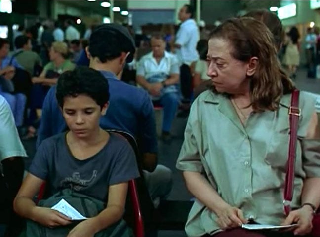O filme conta a história de um garoto pobre e analfabeto que ficou órfão da mãe e agora quer ir pro Nordeste atrás do pai. Dora, a personagem de Fernanda, o ajuda nessa missão. 

