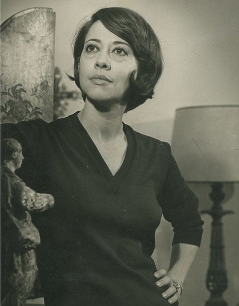 Fernanda Montenegro nasceu em 16/10/1929, no Rio de Janeiro. Seu nome de batismo, porém, é Arlette Pinheiro Monteiro Torres. Aos 15 anos, ela fez um concurso para ser locutora da Rádio Ministério da Educação e Saúde, atual Rádio MEC. 
