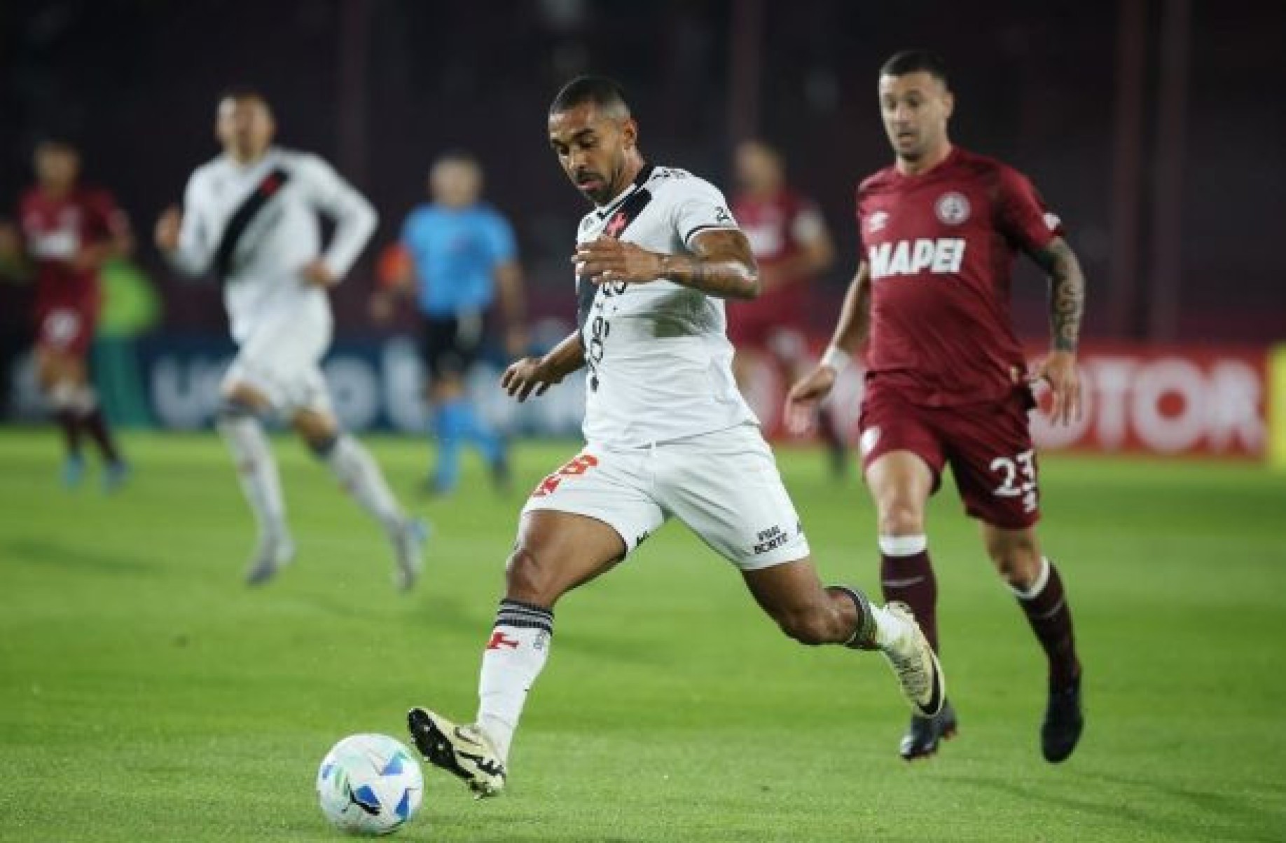 Em meio à estreia de Diniz, Vasco completa um mês sem vencer na temporada