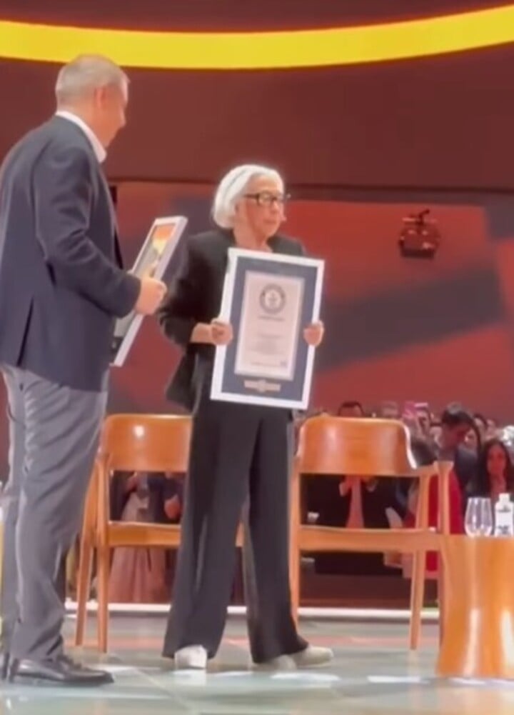 Em 2024, a atriz entrou no Guinness Book, o Livro dos Recordes, ao registrar o maior público de uma leitura filosófica com o monólogo “A Cerimônia do Adeus”, texto de Beauvoir, para uma plateia de mais de 15 mil pessoas no Parque do Ibirapuera, em São Paulo. 

