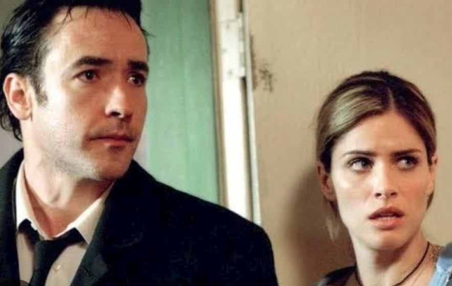 O filme se passa dentro de um motel com 10 pessoas que ficam presos no local isolado durante uma tempestade. Todos sÃ£o assassinados um por um. Ao mesmo tempo, um assassino sob os cuidados de um psiquiatra aguarda sua execuÃ§Ã£o por ter assassinado um grupo num motel.