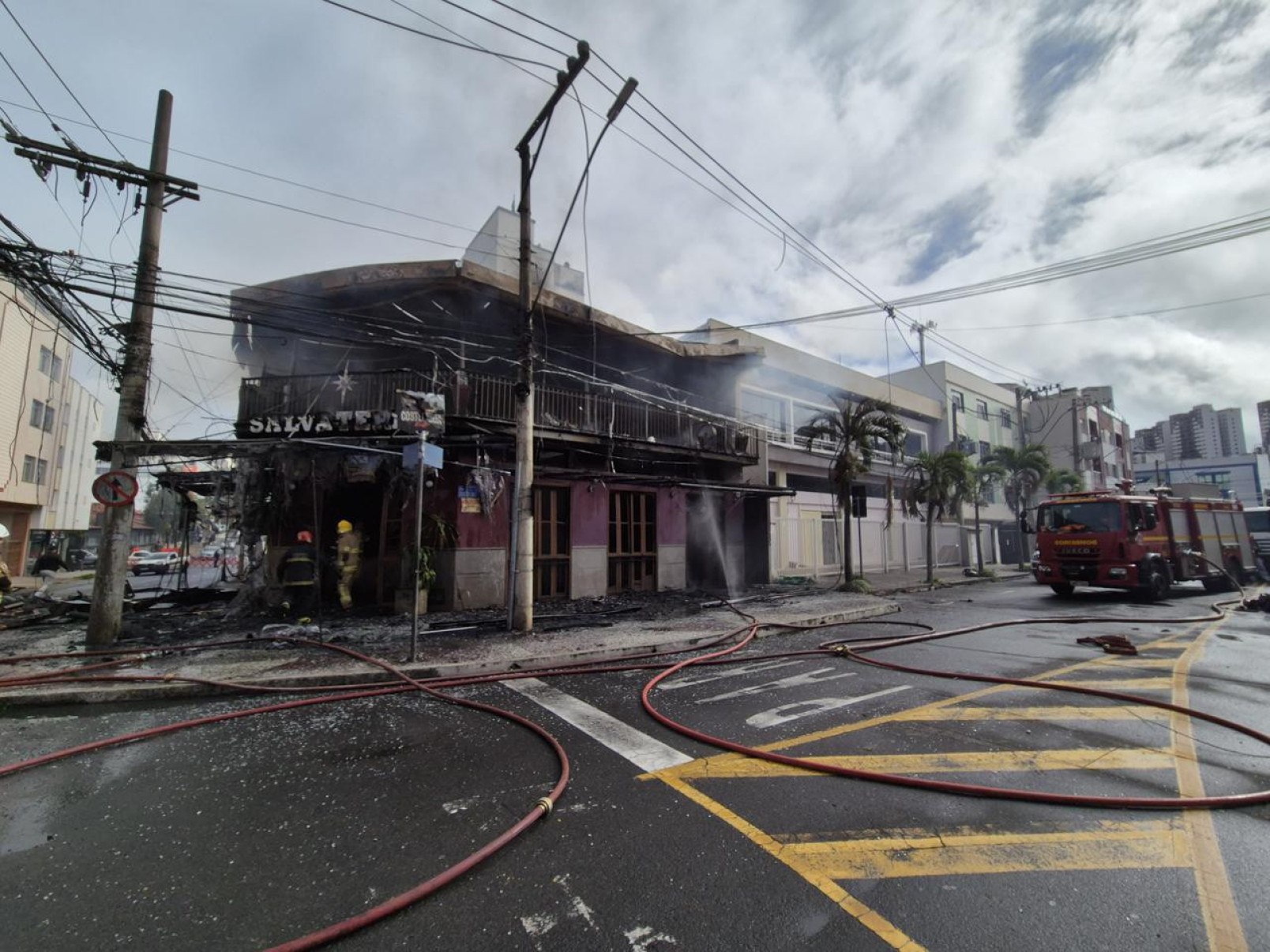 Imagens no momento do incêndio mostram que a fiação elétrica da rua foi atingida-Reprodução/CBMMG