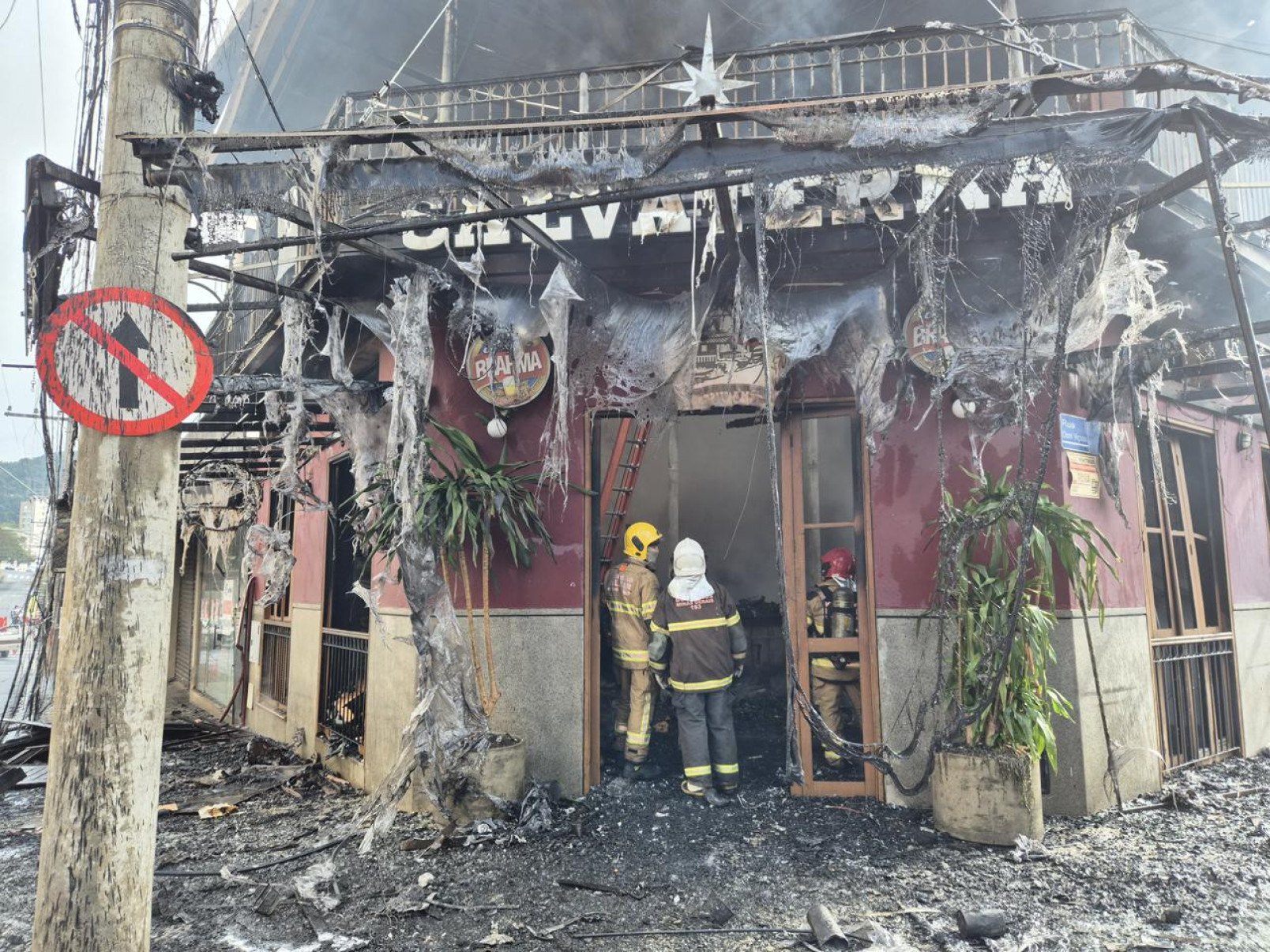 Imagens no momento do incêndio mostram que a fiação elétrica da rua foi atingida-Reprodução/CBMMG