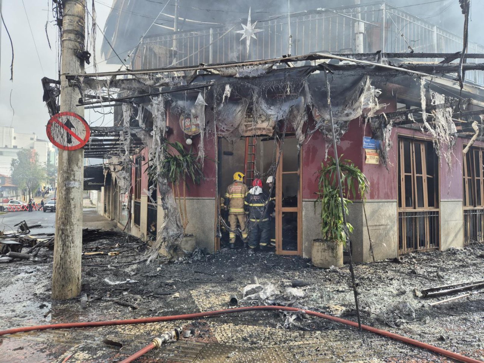 Imagens no momento do incêndio mostram que a fiação elétrica da rua foi atingida-Reprodução/CBMMG