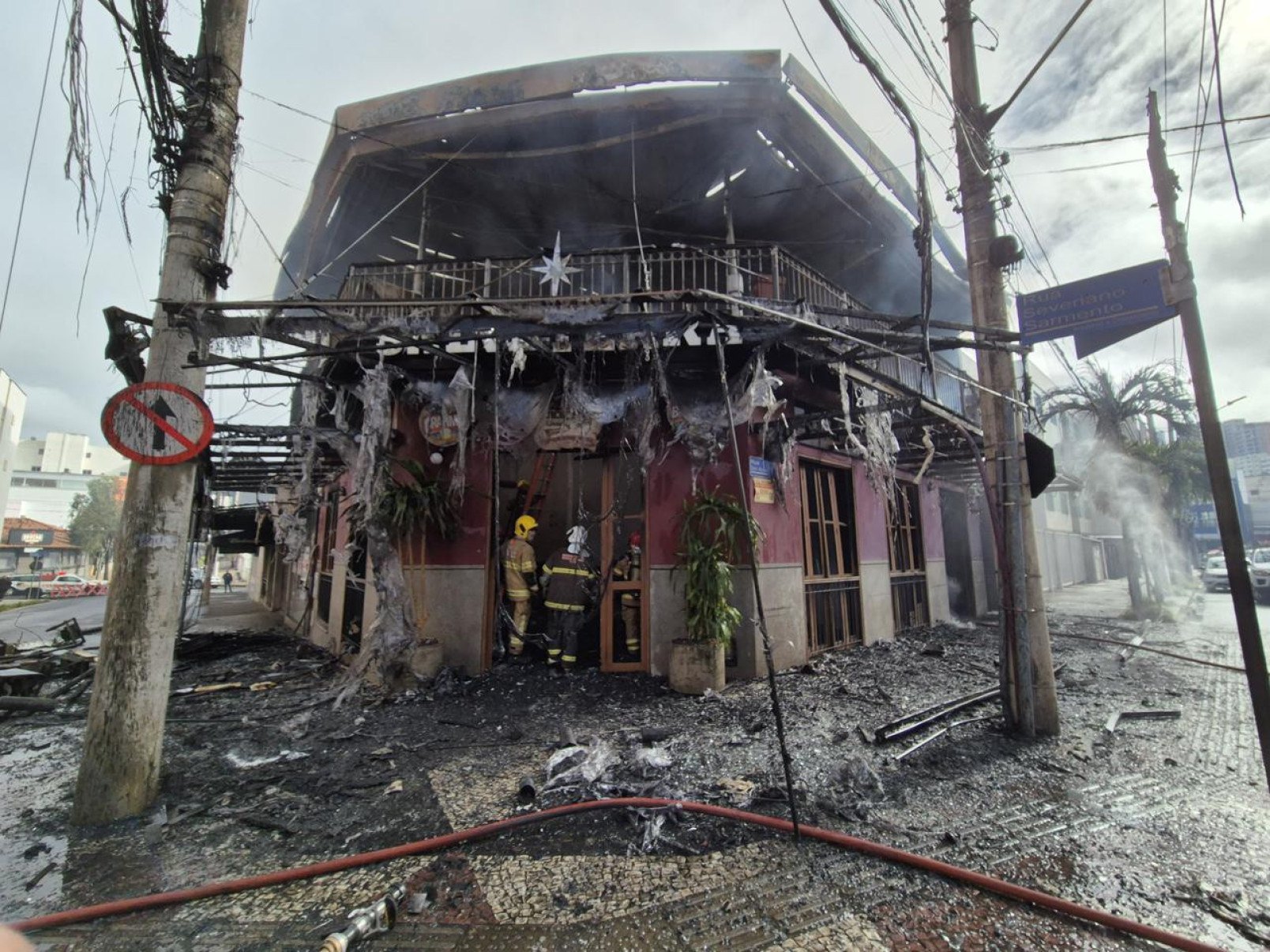 Imagens no momento do incêndio mostram que a fiação elétrica da rua foi atingida-Reprodução/CBMMG