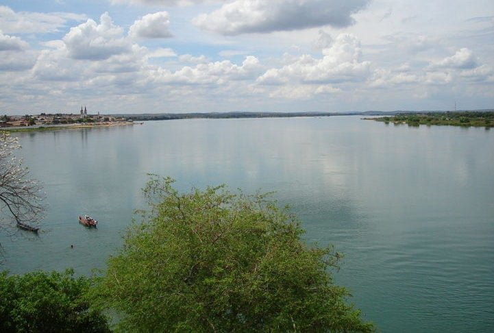 Além de sua importância econômica, o Rio São Francisco é também um símbolo cultural e histórico. Desde os tempos coloniais, suas águas foram navegadas por exploradores, missionários e comerciantes. 