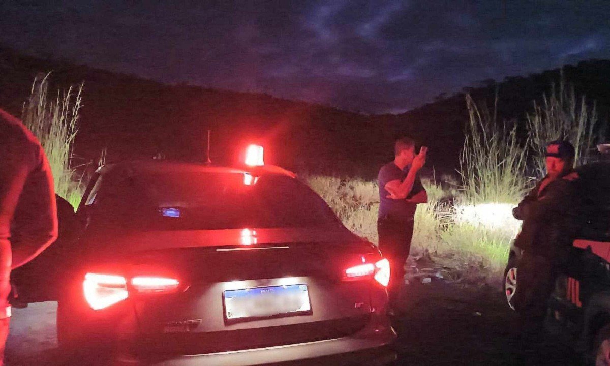 Dupla presa nesta quinta-feira confessou o crime indicando o local onde o corpo foi ocultado: um terreno no bairro Barreira do Triunfo -  (crédito: PCMG/Divulga&ccedil;&atilde;o)