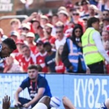 Atacante da Premier League acorda de coma induzido após lesão quase fatal