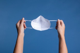 Está na hora de voltar a usar álcool gel e máscaras?