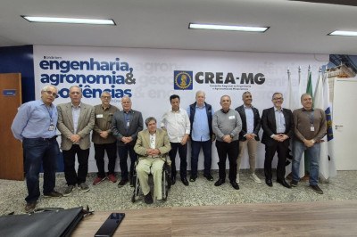 Integrantes do Movimento Pró-Vidas BR-381 foram ao Crea para discutir orçamento para obras na Rodovia da Morte -  (crédito: Movimento Pró-Vidas/ Divulgação)
